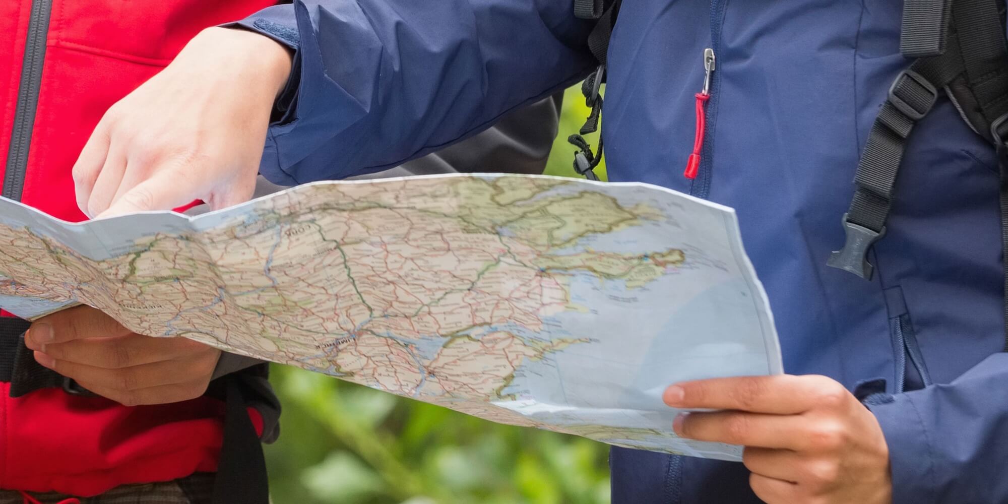 Personas mirando un mapa